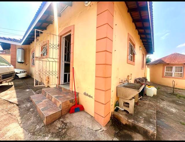 2 BEDROOM HOUSE FOR SALE IN KWANDENGEZI